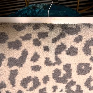 NWOT Cupcakes & Cashmere Reversible Leopard Throw (gray)